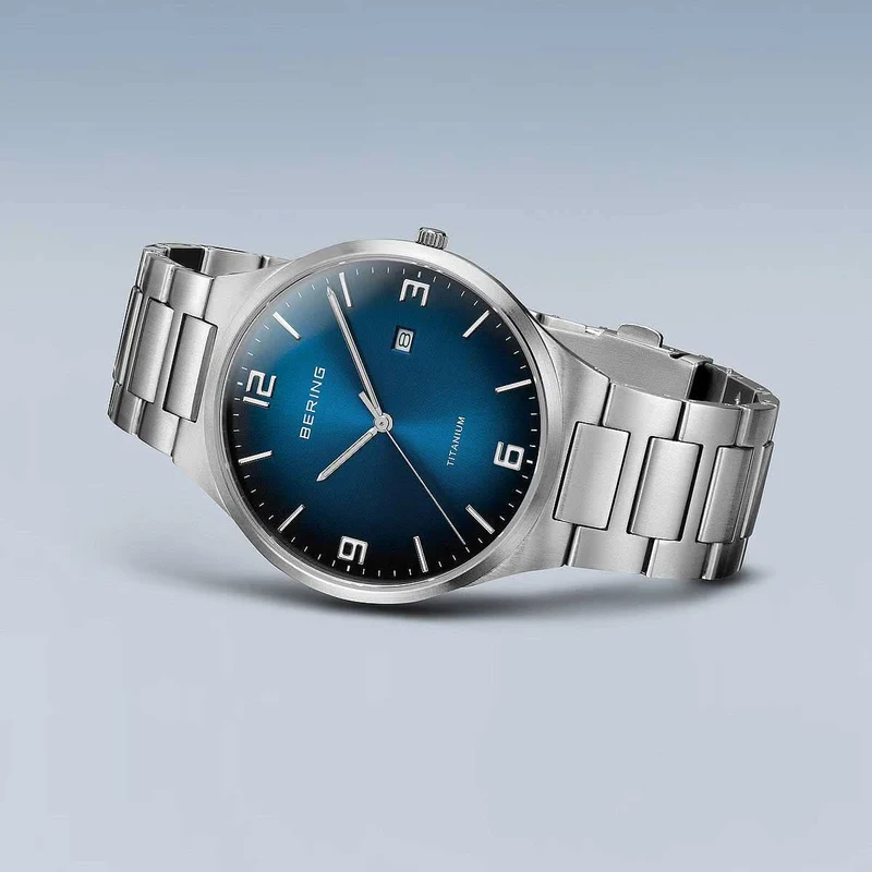 Bering Titanium 15240-777 Herrenuhr • Kratzfestes Saphirglas • Leichtes Titan