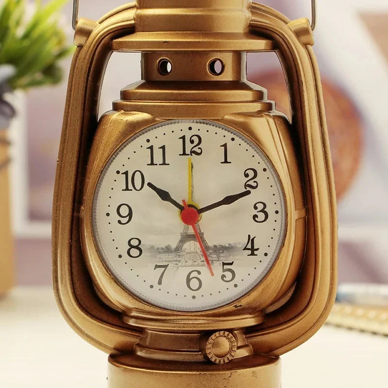 Vintage Wecker im Design einer Öllampe