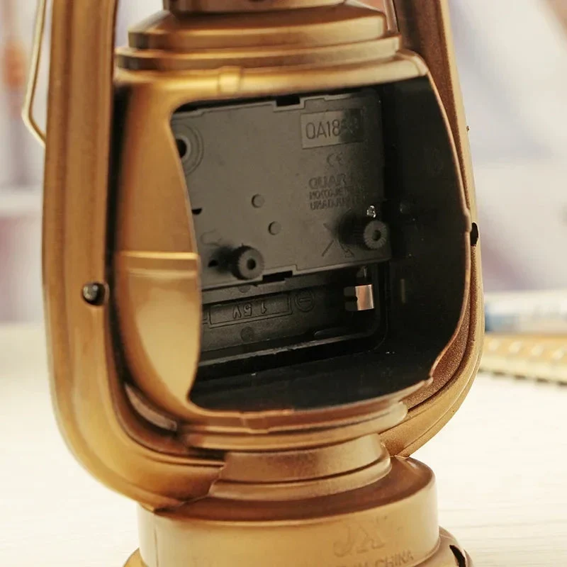 Vintage Wecker im Design einer Öllampe