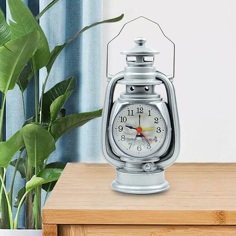 Vintage Wecker im Design einer Öllampe