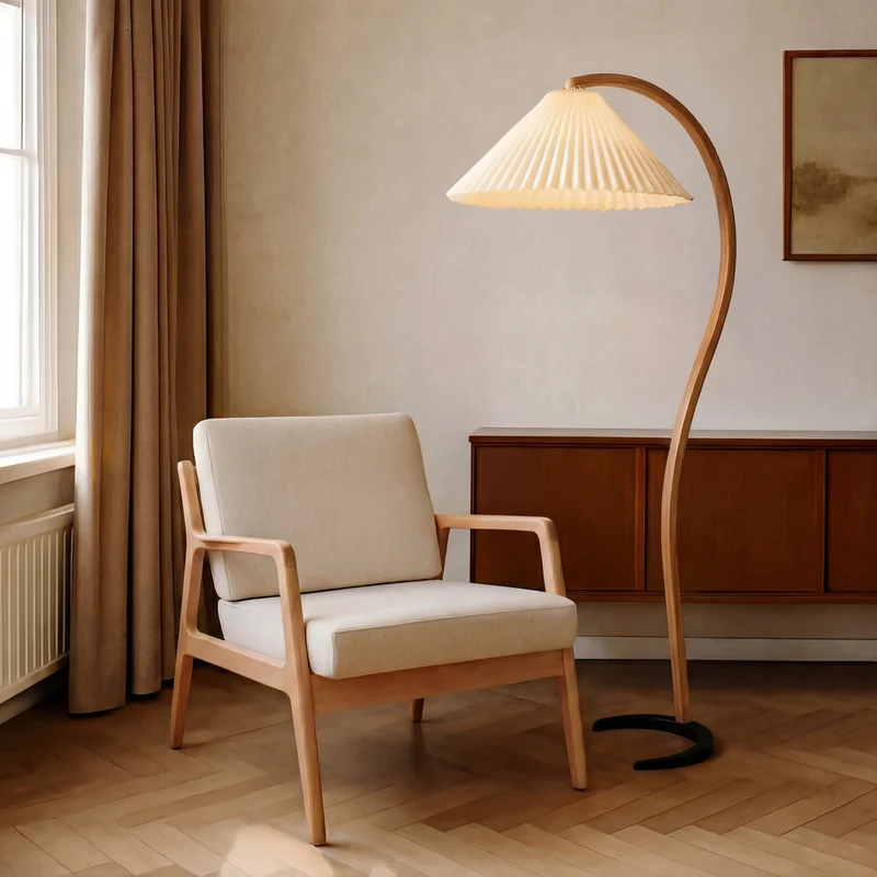Vloerlamp met gebogen beukenhout en linnen kap warm wit licht leeshoek woonkamer sculpturaal Scandinavisch design | Sansoti