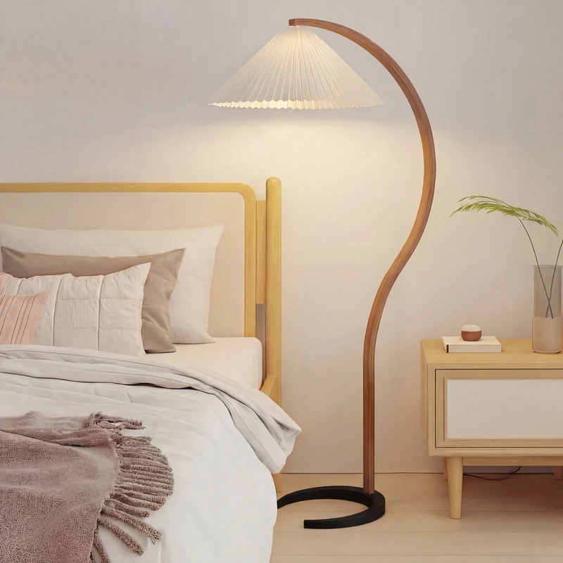 Vloerlamp met gebogen beukenhout en linnen kap warm wit licht leeshoek woonkamer sculpturaal Scandinavisch design | Sansoti
