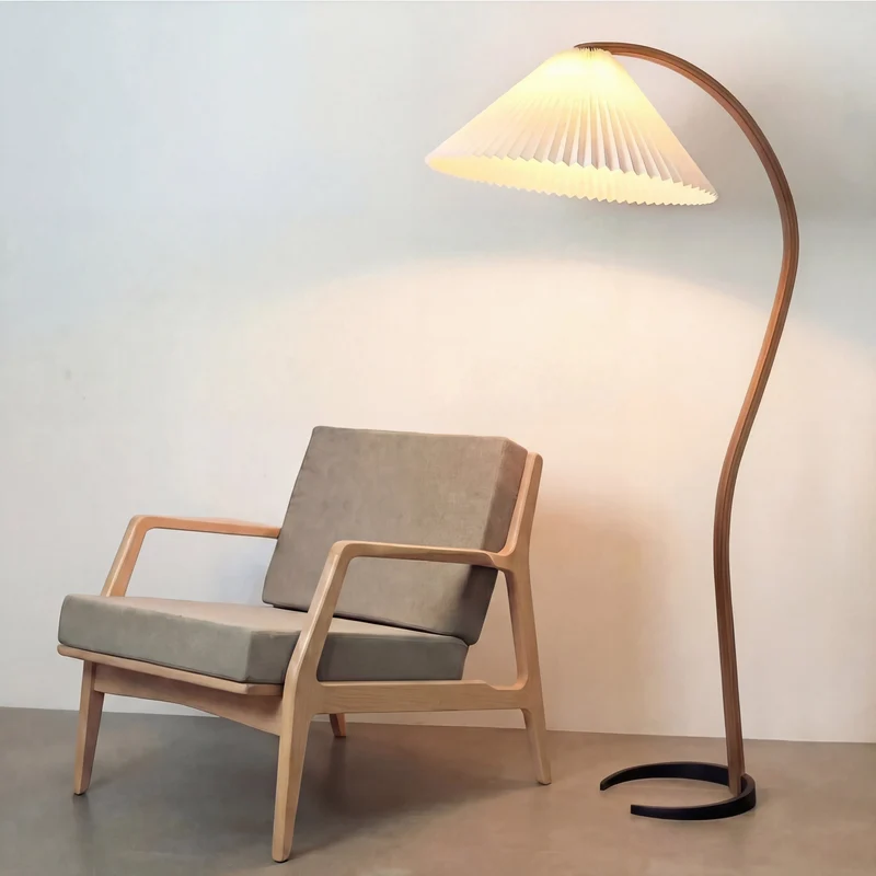 Vloerlamp met gebogen beukenhout en linnen kap warm wit licht leeshoek woonkamer sculpturaal Scandinavisch design | Sansoti