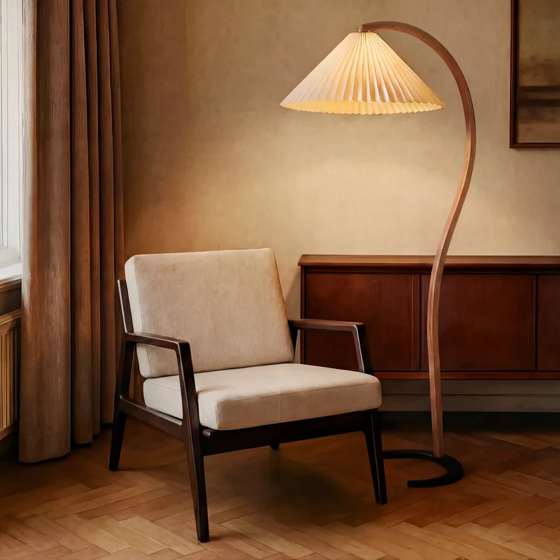 Vloerlamp met gebogen beukenhout en linnen kap warm wit licht leeshoek woonkamer sculpturaal Scandinavisch design | Sansoti