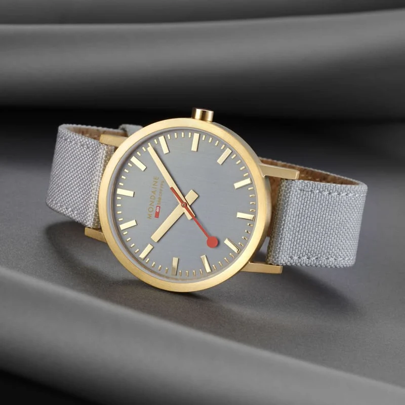 Mondaine Classic A660.30360.80.SBU Unisex-Uhr • Schweizer Bahnhofsdesign • Swiss Made