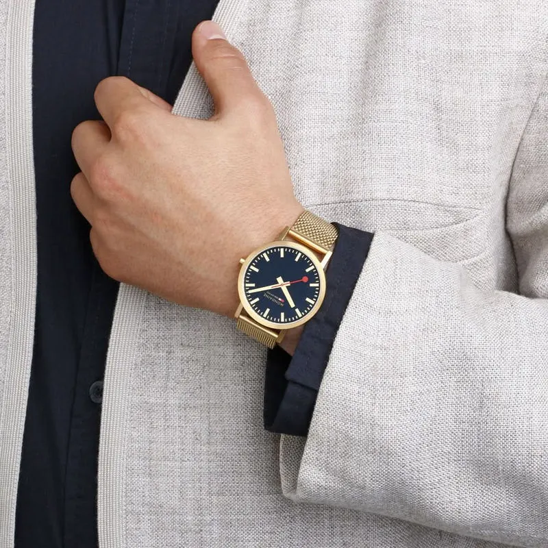 Mondaine Classic A660.30360.40.SBM Unisex-Uhr • Gold / Deep Ocean Blue • Schweizer Bahnhofsuhr-Design