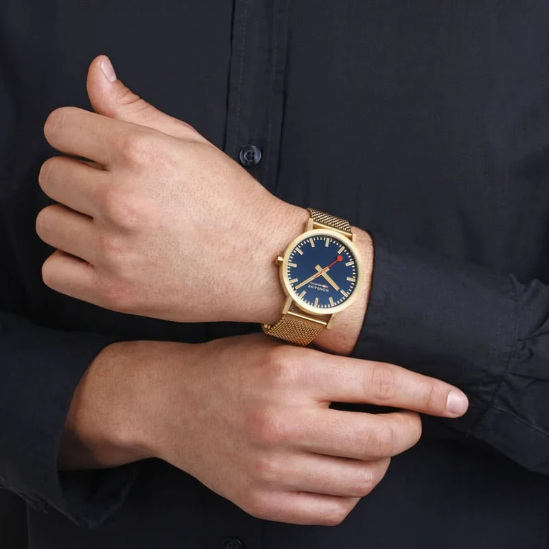 Mondaine Classic A660.30360.40.SBM Unisex-Uhr • Gold / Deep Ocean Blue • Schweizer Bahnhofsuhr-Design