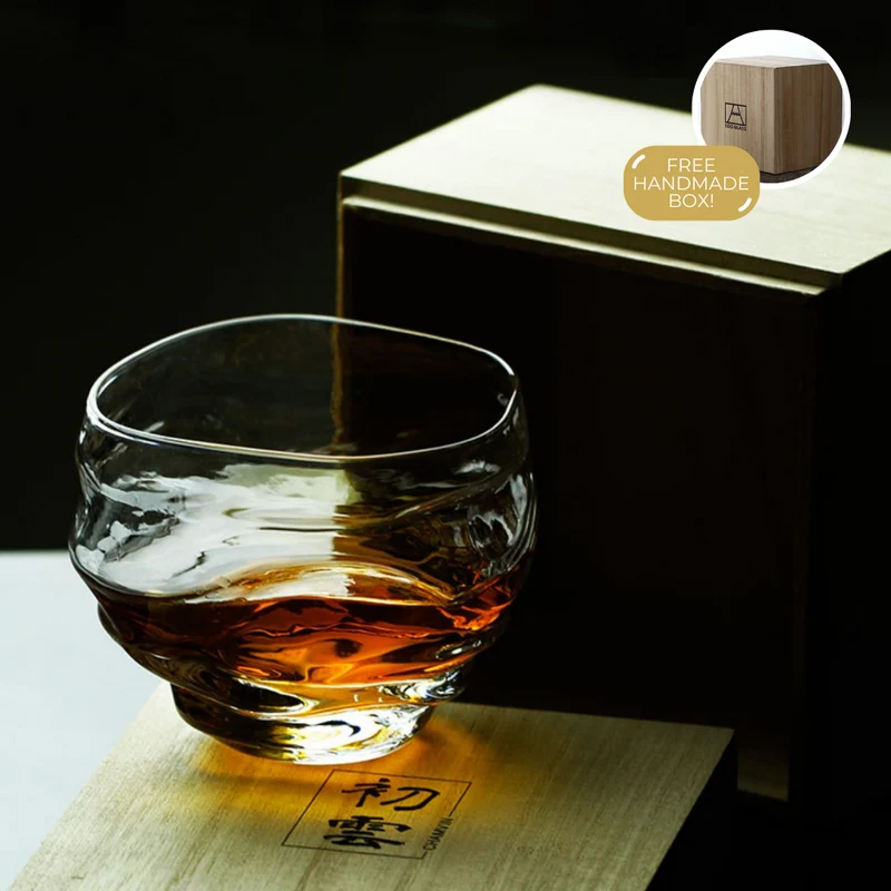 Japans Whiskyglas met Golvende Kristal Textuur 255ml Handgemaakt Premium Barware voor Spiritusproevers en Whiskyliefhebbers Luxe Drinkglas met Houten Kist Oceaanontwerp Kristalglas | Sansoti