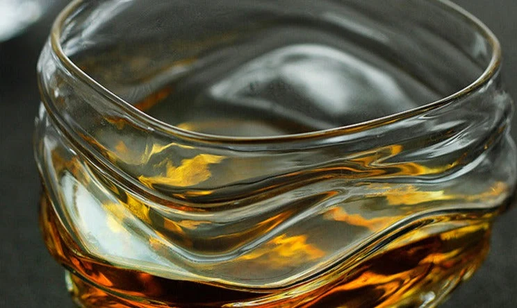 Japans Whiskyglas met Golvende Kristal Textuur 255ml Handgemaakt Premium Barware voor Spiritusproevers en Whiskyliefhebbers Luxe Drinkglas met Houten Kist Oceaanontwerp Kristalglas | Sansoti
