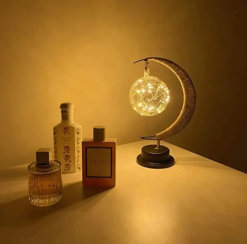 Maanvormige Tafellamp met Hangbol LED Verlichting Warm Wit Sfeerlamp op Batterij Decoratief voor Slaapkamer | Sansoti