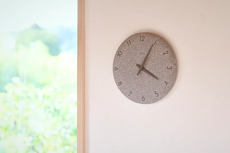 Lemnos SiO2 Clock "Washed finish" NY23-06-GY Wanduhr Grau • Geräuschloses Quarzwerk • Japanisches Steindesign