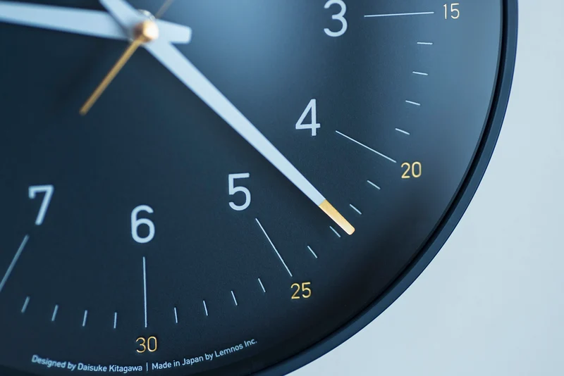 Lemnos essent DFI-24-06-NV Wanduhr Blau • Sweep-Quarzwerk • iF Design Award 2025