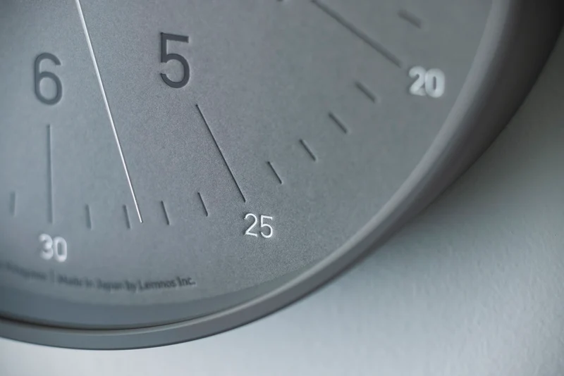 Lemnos essent DFI-24-06-GY Wanduhr Grau • Sweep-Quarzwerk • iF Design Award 2025