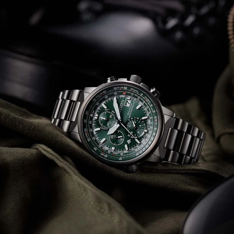 Citizen Promaster Sky AT8304-57W Herrenuhr Schwarz/Grün • Eco-Drive Funk • Saphirglas