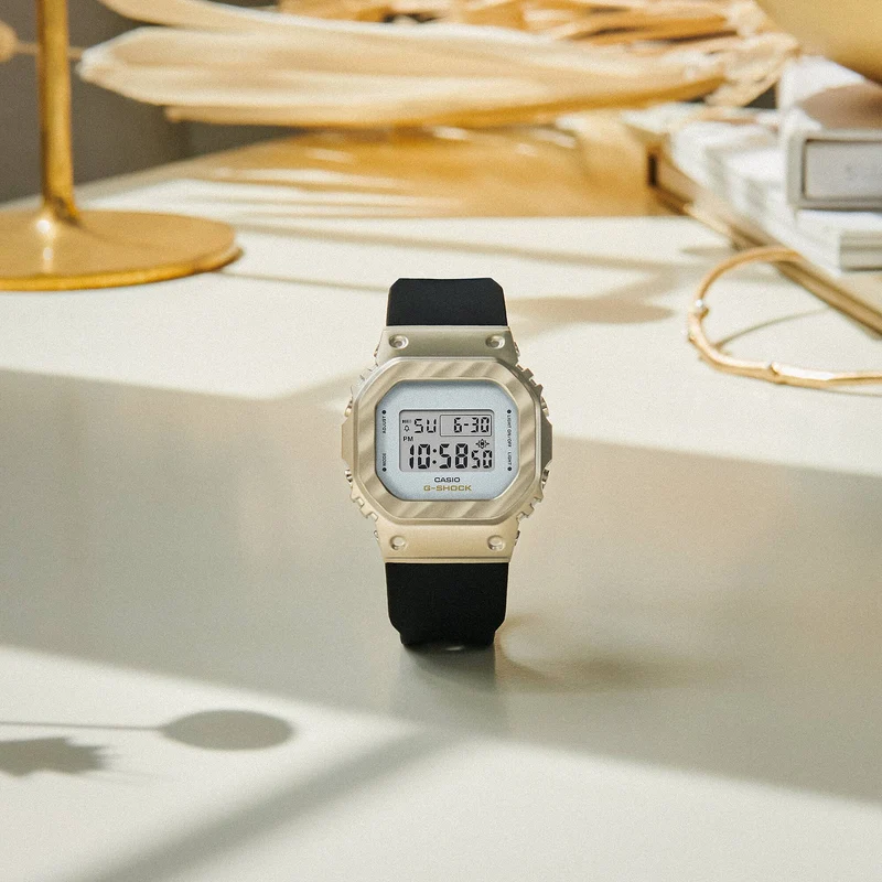 Casio G-Shock GM-S5600BC-1ER Damen • Metalllünette Gelbgold • 20 bar wasserdicht