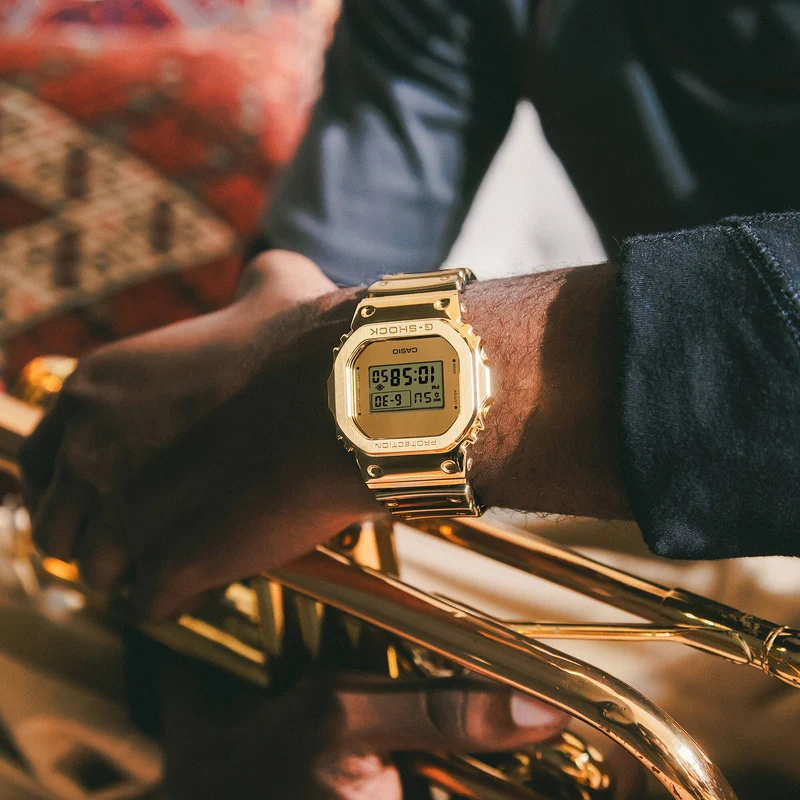 Casio GM-5600YMG-9ER G-Shock Armbanduhr Goldfarben • Metalllünette aus Edelstahl • Wasserdicht bis 20 bar