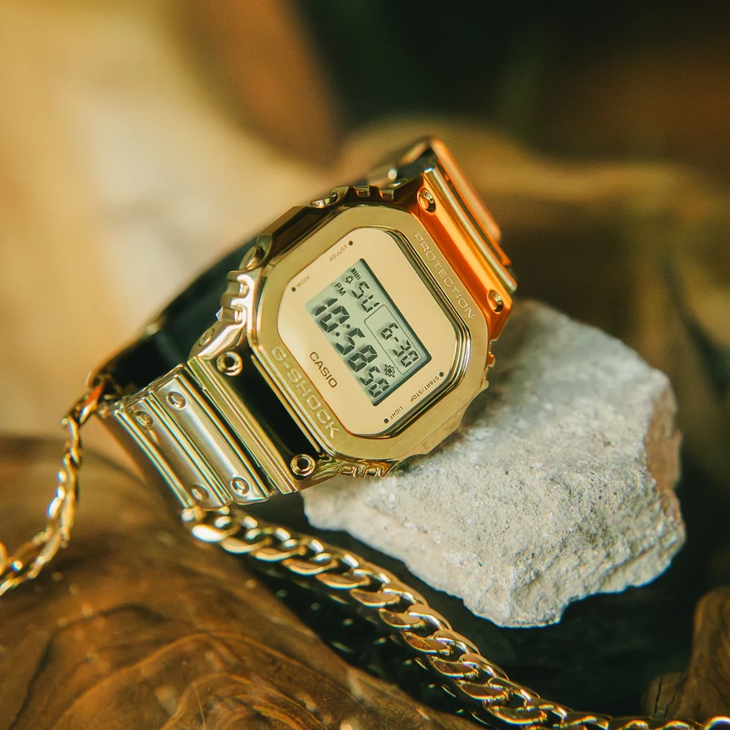 Casio GM-5600YMG-9ER G-Shock Armbanduhr Goldfarben • Metalllünette aus Edelstahl • Wasserdicht bis 20 bar