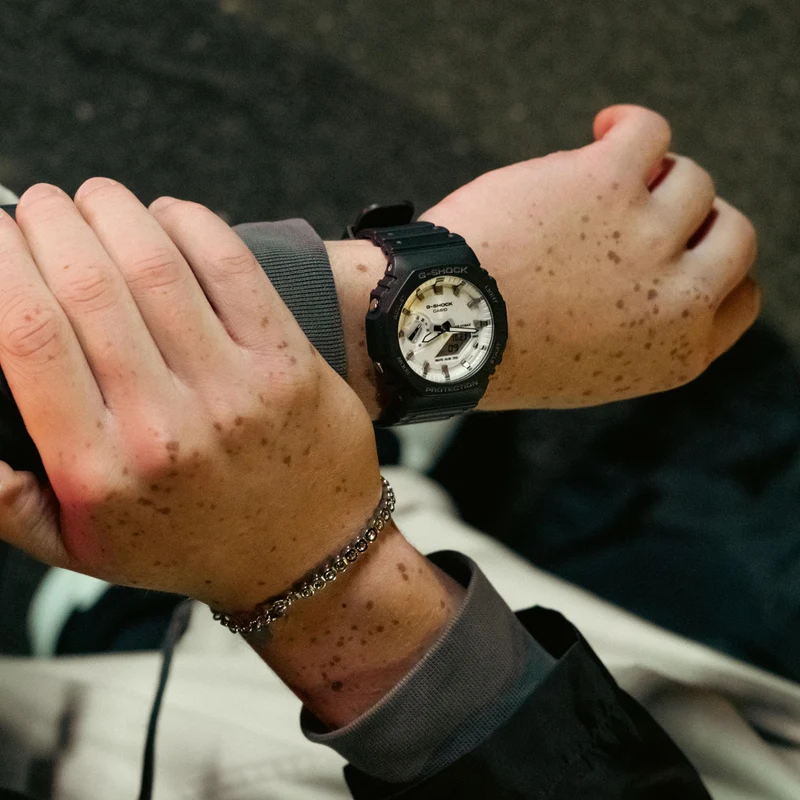 Casio G-SHOCK GA-2100WD-1AER Herrenuhr • Monochromatisches Design • Carbon Core Guard