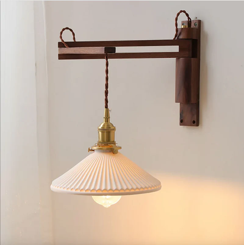 Verstelbare Houten Wandlamp met Keramieke Kap – Landelijke Stijl met Knopschakelaar | Sansoti