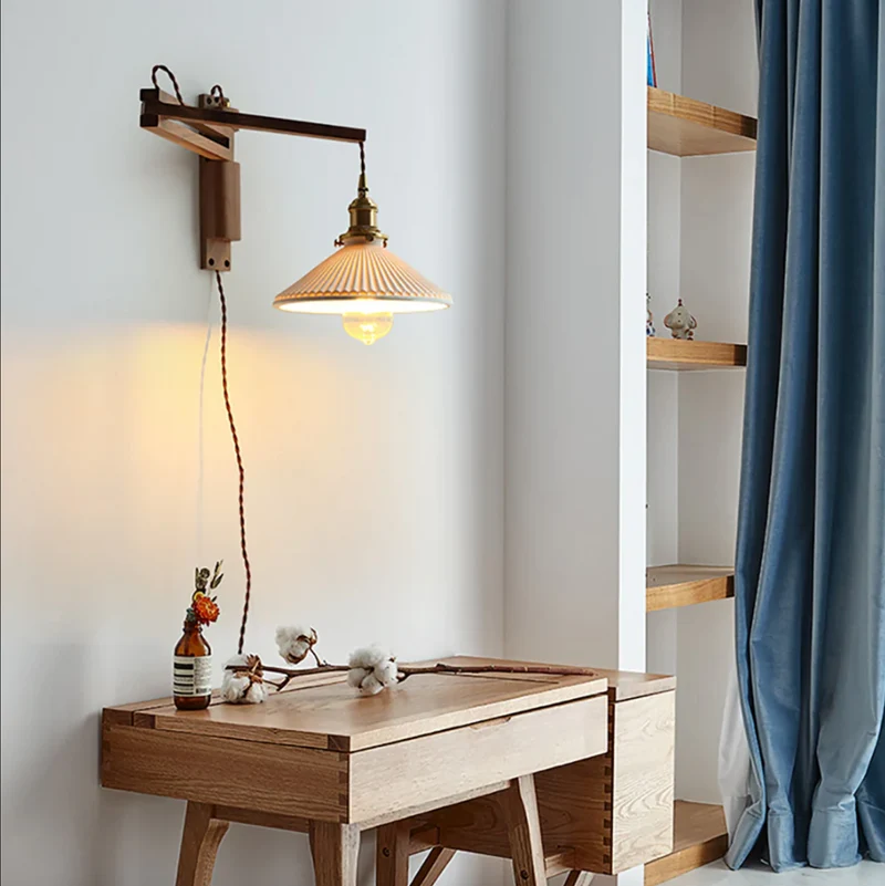 Verstelbare Houten Wandlamp met Keramieke Kap – Landelijke Stijl met Knopschakelaar | Sansoti