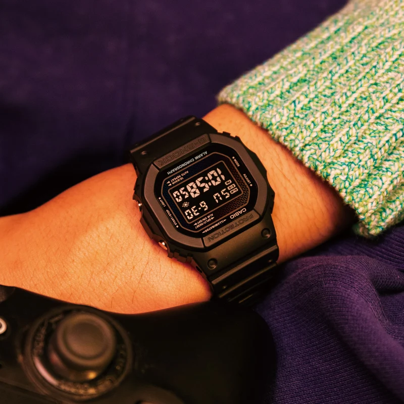 Casio DW-5600RW-1ER G-Shock Herrenuhr Schwarz/Regenbogen • Regenbogen-Dampfbeschichtung • Digitales Ziegelwandmuster