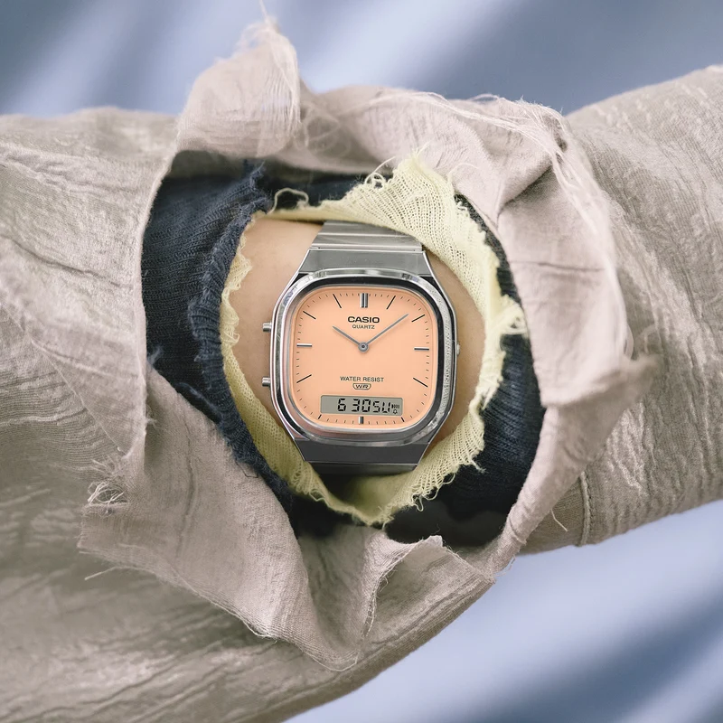 Casio AQ-240E-4AEF Edgy Collection Armbanduhr Pfirsich • Ana-Digi Anzeige • Retro-Modern Design