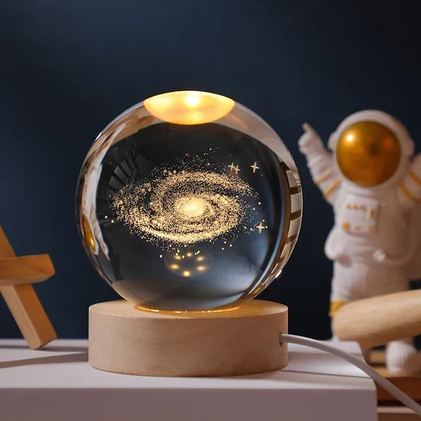 Glazen Bol met LED Verlichting 7cm Kosmos Ontwerp Decoratieve Nachtlamp Houten Standaard USB Sfeerlamp | Sansoti