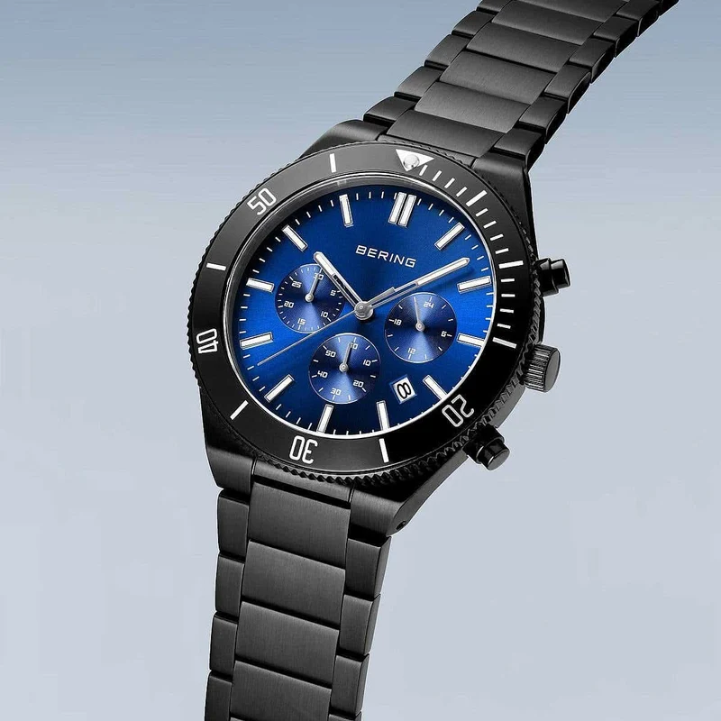 Bering Classic 15043-727 Herrenuhr • Kratzfestes Saphirglas • Blaues Sunray-Zifferblatt