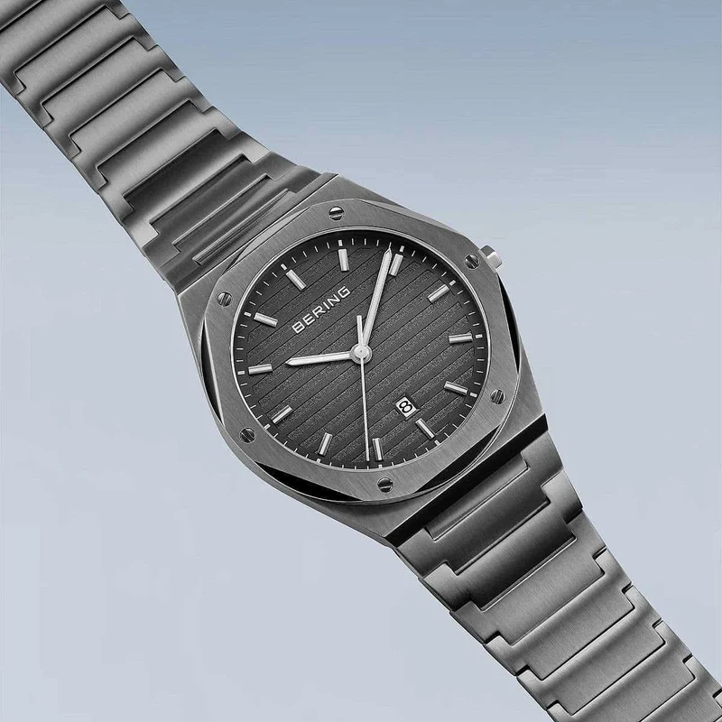 Bering Titanium 19742-777 Herrenuhr • Kratzfestes Saphirglas • Leichtes Titan