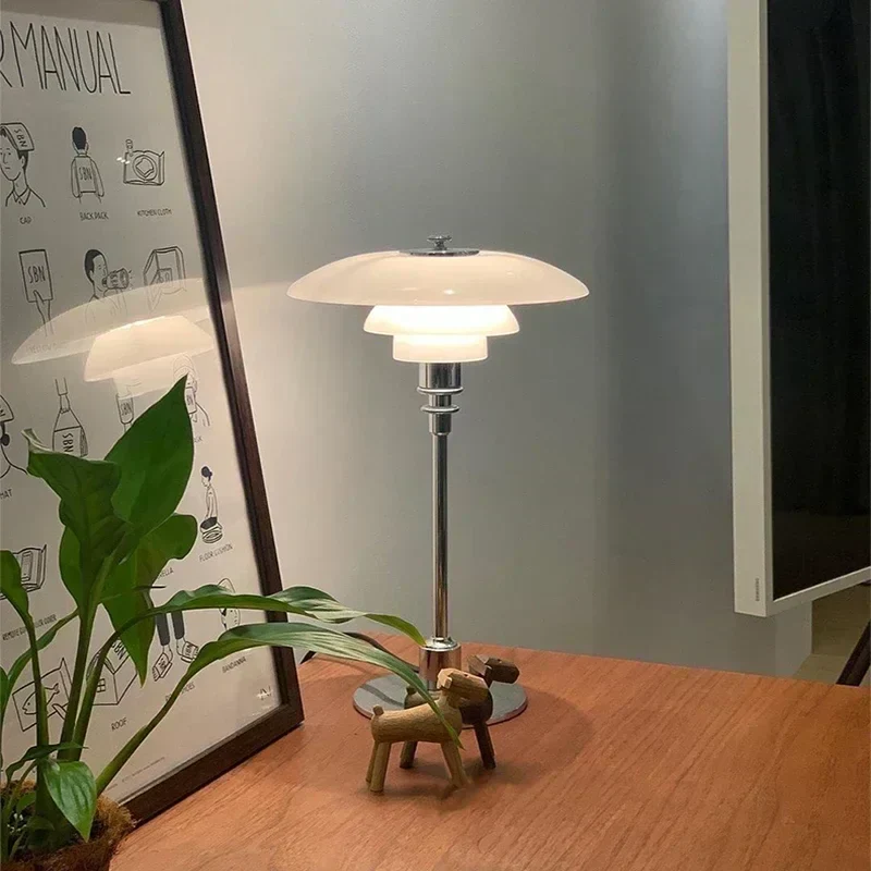 Scandinavische glazen tafellamp met warm licht en minimalistisch design | Sansoti