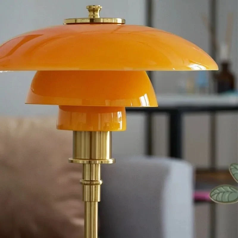 Scandinavische glazen tafellamp met warm licht en minimalistisch design | Sansoti