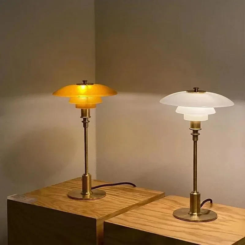 Scandinavische glazen tafellamp met warm licht en minimalistisch design | Sansoti