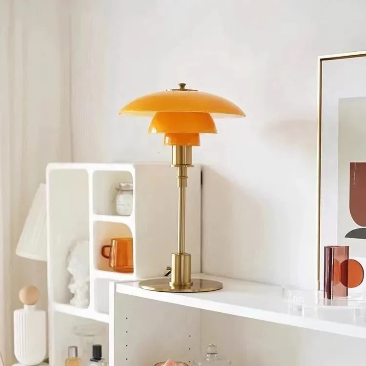 Scandinavische glazen tafellamp met warm licht en minimalistisch design | Sansoti