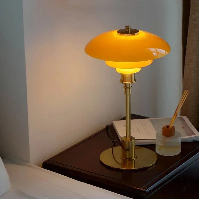 Scandinavische glazen tafellamp met warm licht en minimalistisch design | Sansoti