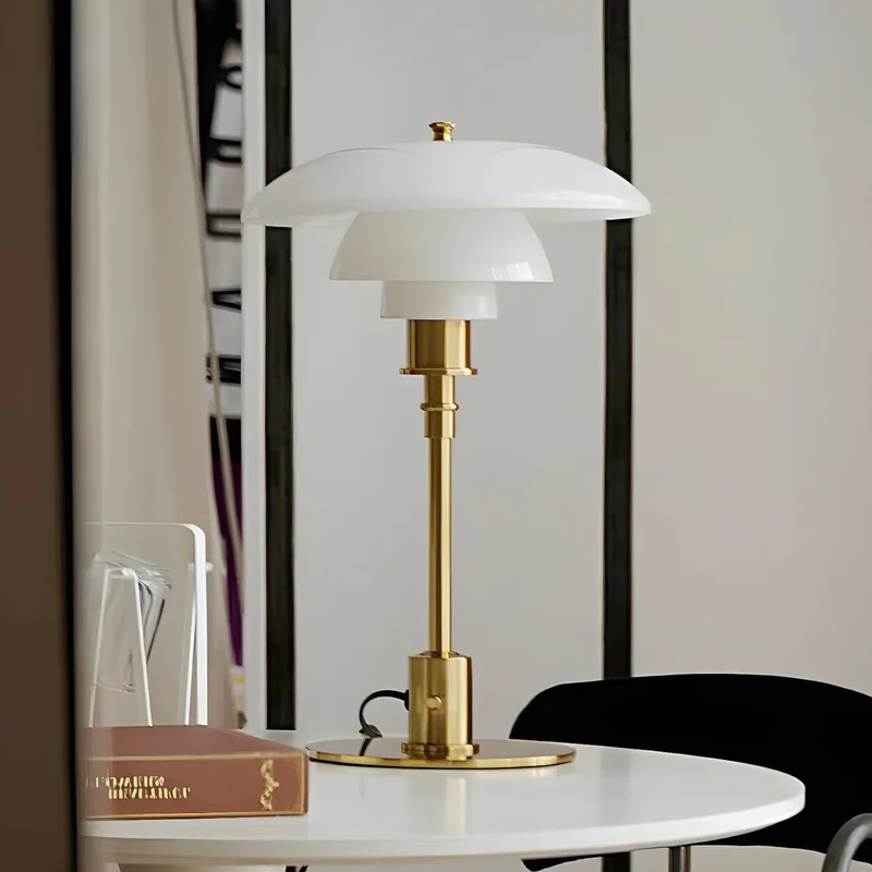 Scandinavische glazen tafellamp met warm licht en minimalistisch design | Sansoti