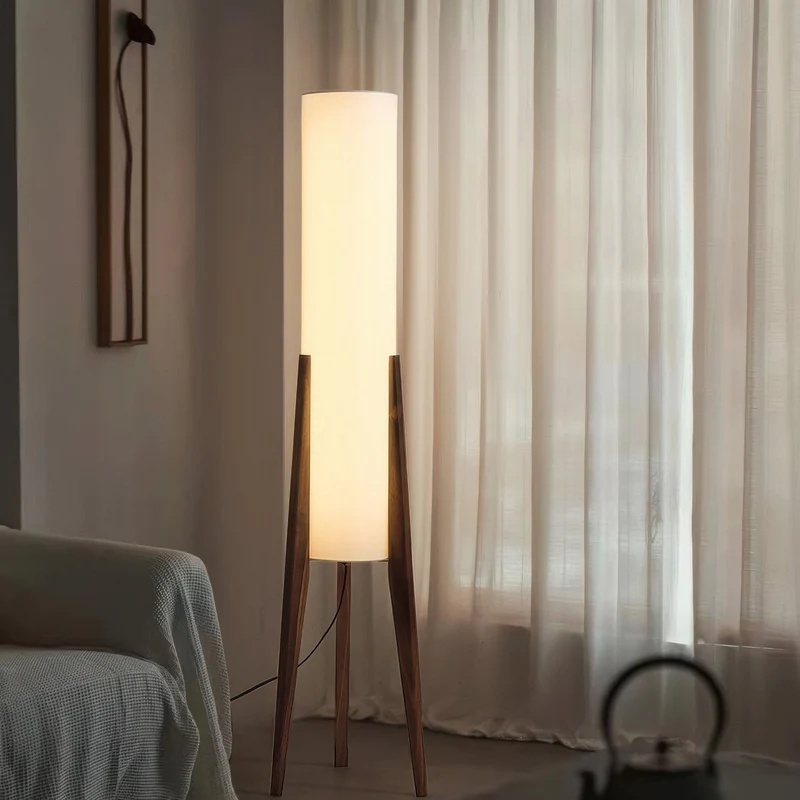 Scandinavische vloerlamp van walnoothout met stoffen kap en warm licht voor stijlvolle interieurs | Sansoti