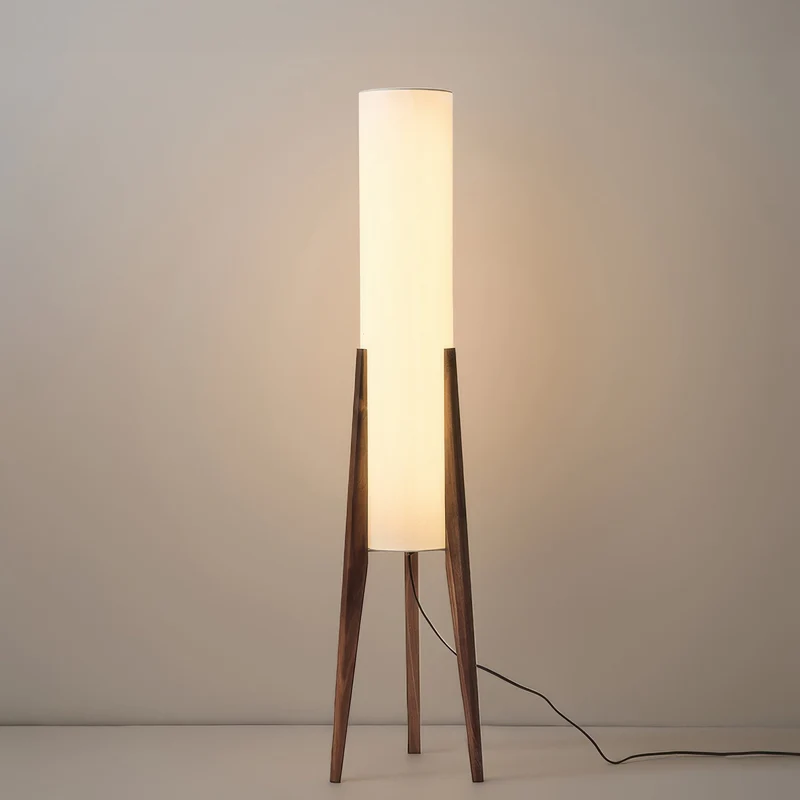 Scandinavische vloerlamp van walnoothout met stoffen kap en warm licht voor stijlvolle interieurs | Sansoti