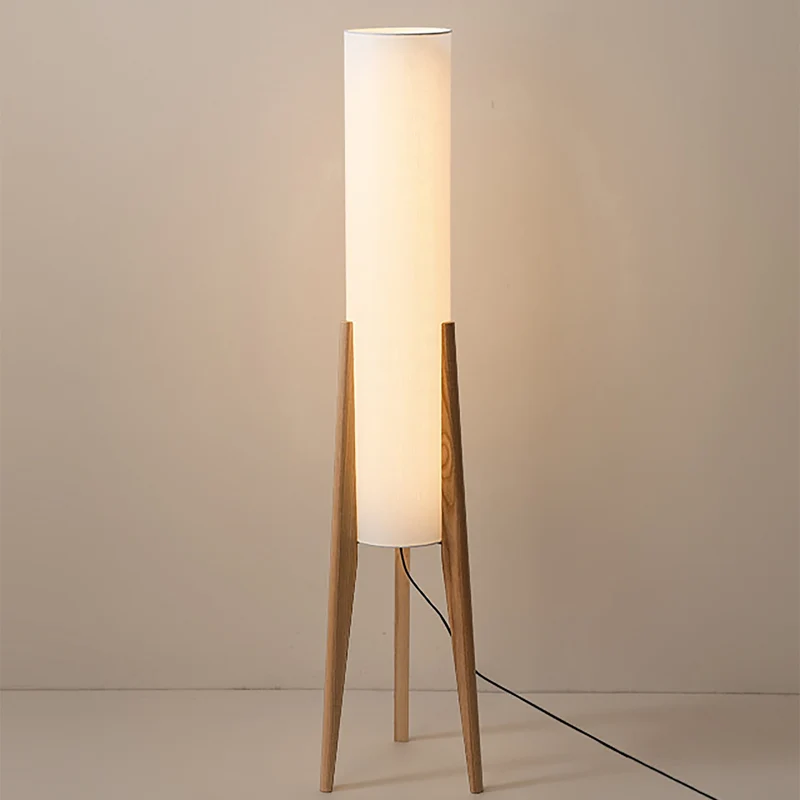 Scandinavische vloerlamp van walnoothout met stoffen kap en warm licht voor stijlvolle interieurs | Sansoti