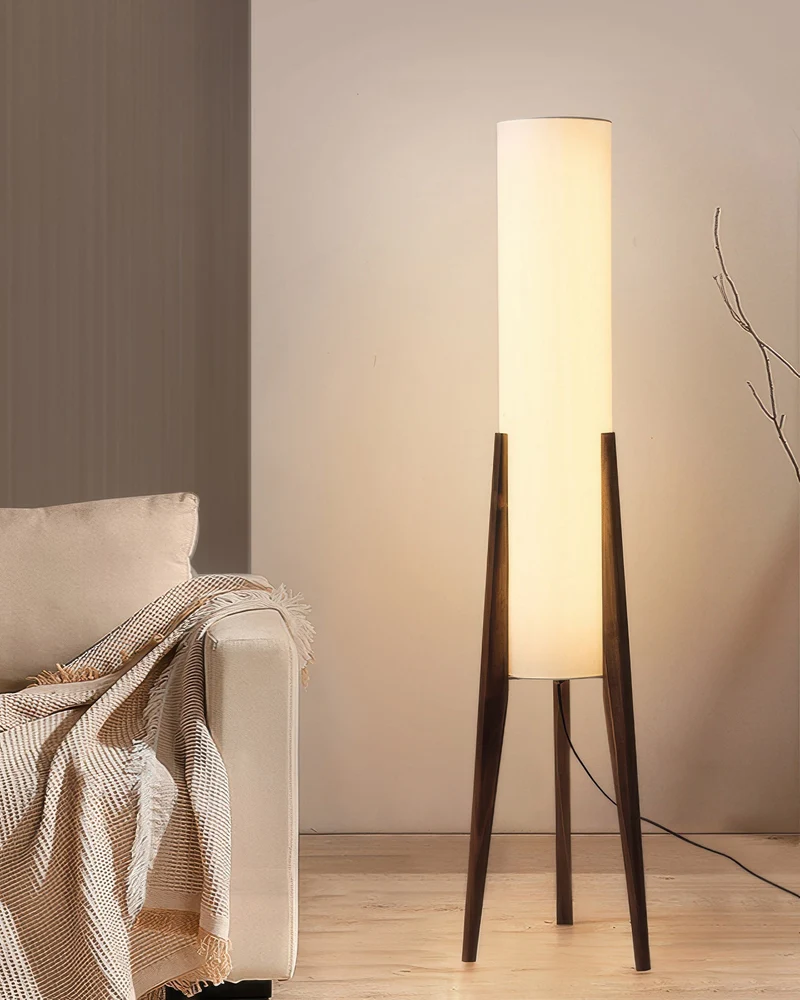 Scandinavische vloerlamp van walnoothout met stoffen kap en warm licht voor stijlvolle interieurs | Sansoti