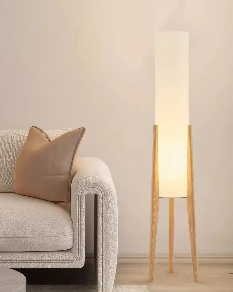 Scandinavische vloerlamp van walnoothout met stoffen kap en warm licht voor stijlvolle interieurs | Sansoti