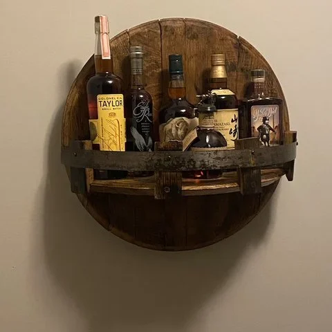 Houten drankendisplay voor flessenpresentatie met robuust design en luxe uitstraling | Sansoti