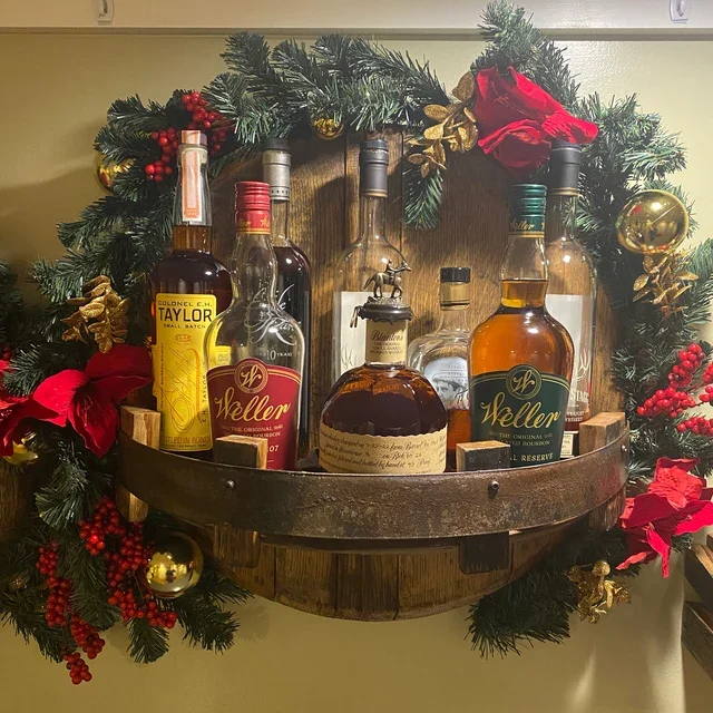 Houten drankendisplay voor flessenpresentatie met robuust design en luxe uitstraling | Sansoti