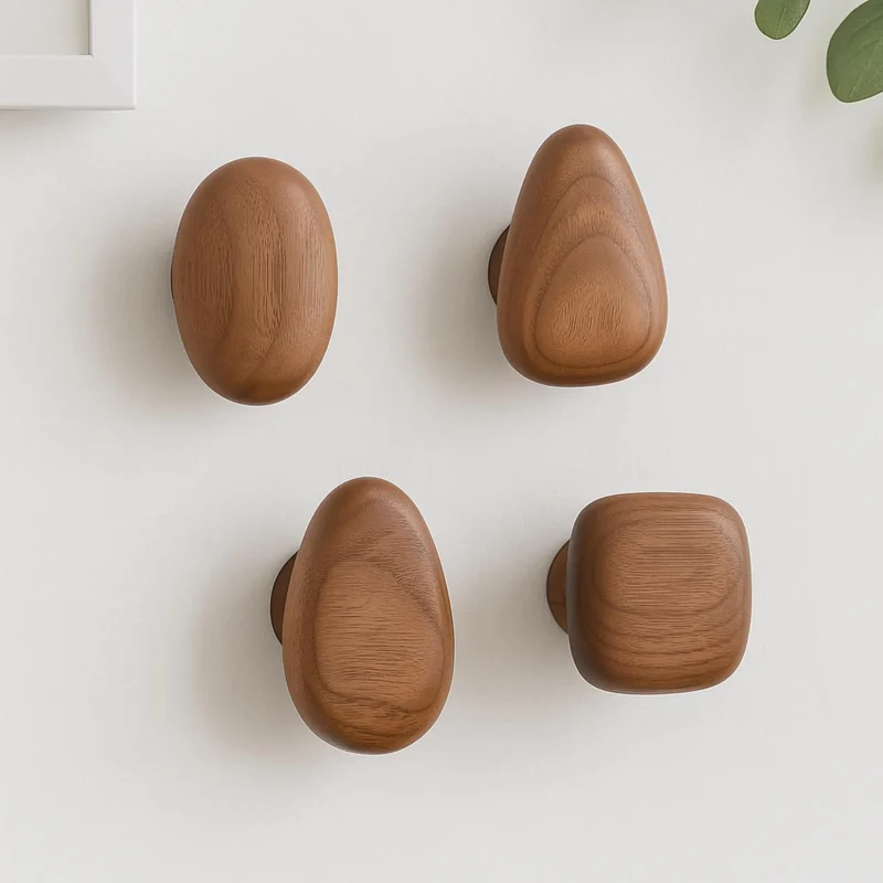Natuurlijke houten wandhaken met organische vormgeving voor hal, badkamer en slaapkamer | Sansoti