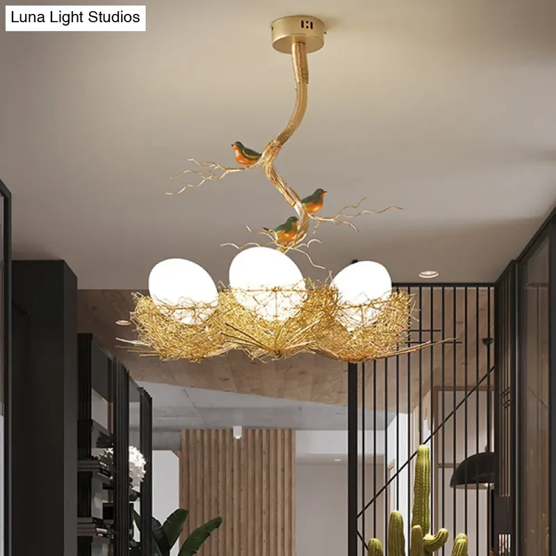 Kroonluchter Melkwit Glas met Vogels en Nest Goudkleurig 1 2 3 Lichtpunten Natuurgeïnspireerd Design | Sansoti
