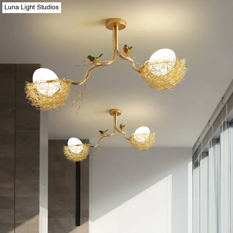 Kroonluchter Melkwit Glas met Vogels en Nest Goudkleurig 1 2 3 Lichtpunten Natuurgeïnspireerd Design | Sansoti