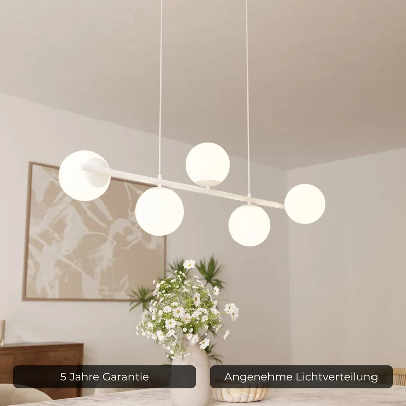 Moderne design hanglamp met 5 opaalglazen bollen boven eettafel – Eloria