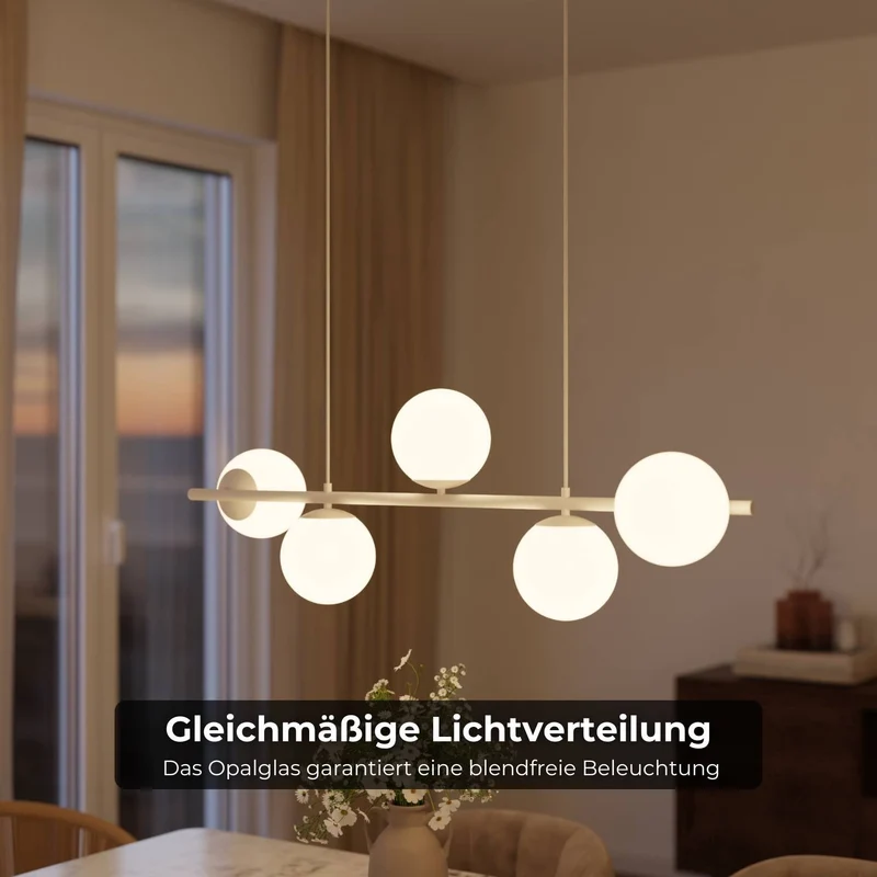 Moderne design hanglamp met 5 opaalglazen bollen boven eettafel – Eloria