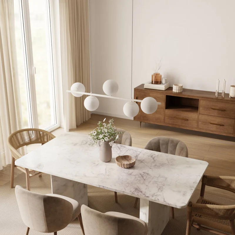 Moderne design hanglamp met 5 opaalglazen bollen boven eettafel – Eloria
