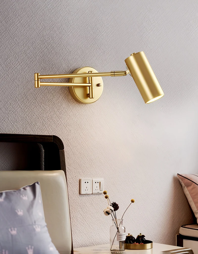 Verstelbare LED Wandlamp van Messing of Zwart Metaal met Draaibare Arm en Cilindrische Spot voor Slaapkamer en Badkamer | Sansoti