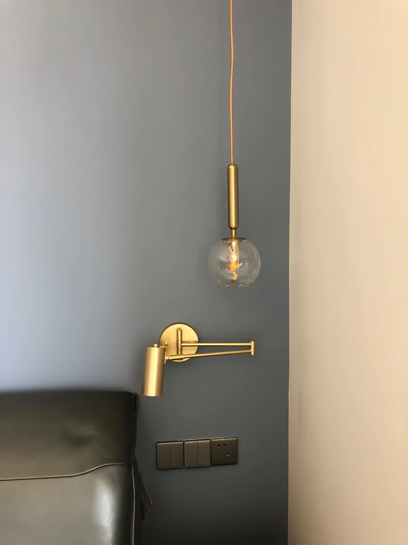 Verstelbare LED Wandlamp van Messing of Zwart Metaal met Draaibare Arm en Cilindrische Spot voor Slaapkamer en Badkamer | Sansoti
